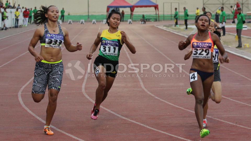 Serafi Anelis (kanan) menjuarai 100 meter putri pada final Kejurnas Atletik di Stadion Rawamangun, Sabtu (05/09/15).